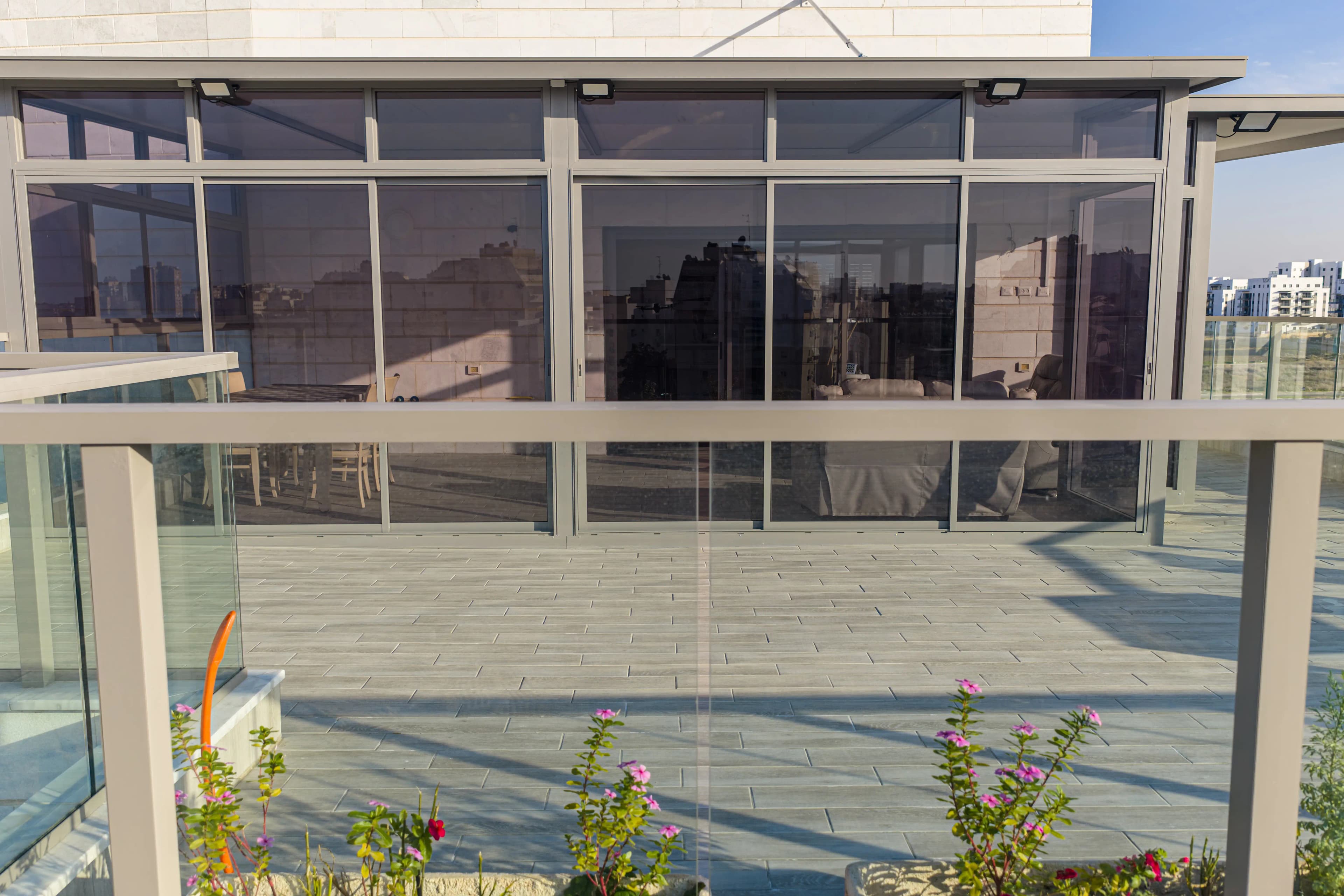 סגירה משולבת אלומיניום וזכוכית - תמונה 10