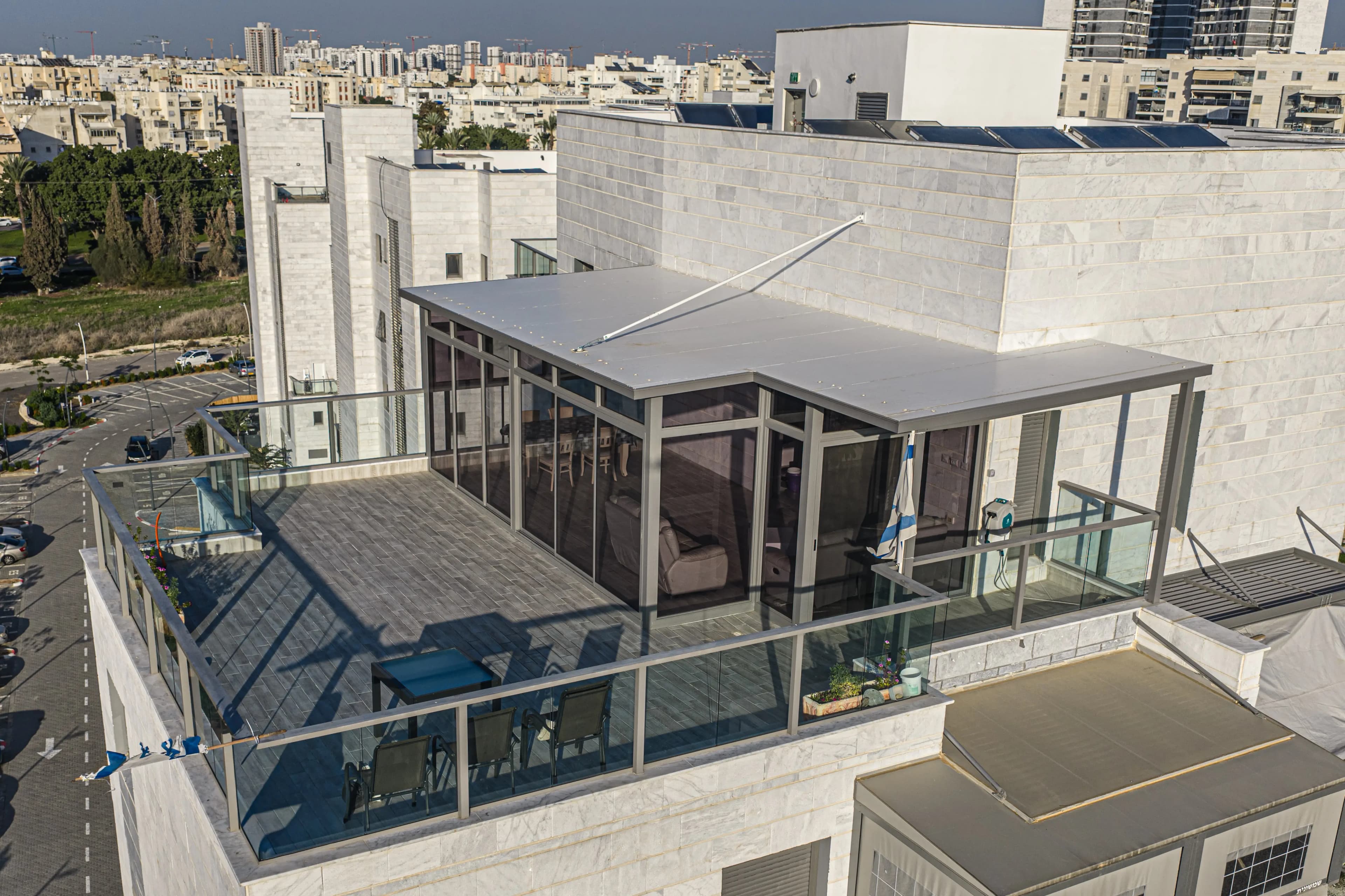 סגירה משולבת אלומיניום וזכוכית - תמונה 12