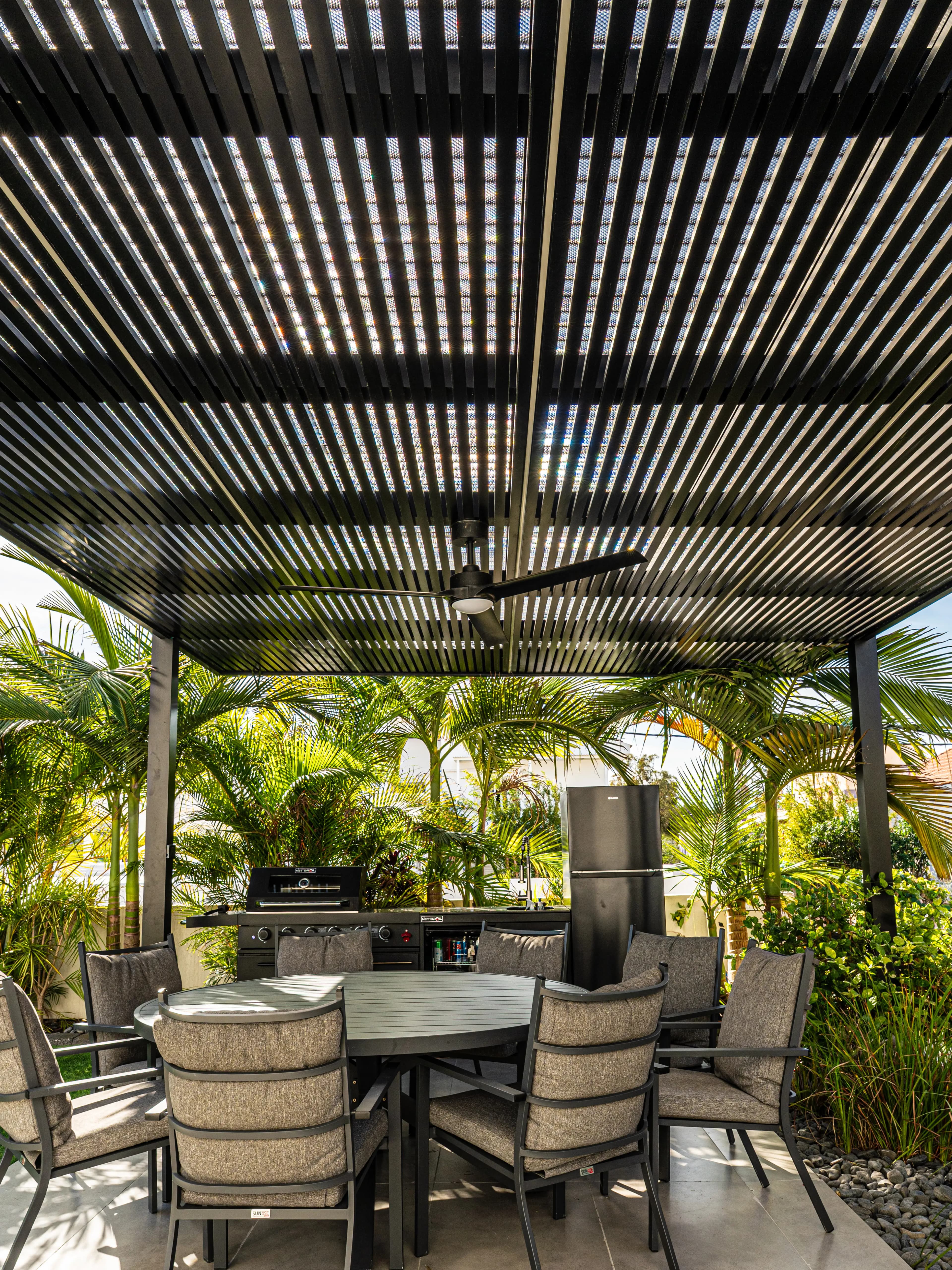 פרגולה שחורה מודרנית - תמונה 13